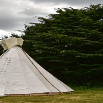 Kemping Bałtów - namiot tipi na polu namiotowym Wild Nature