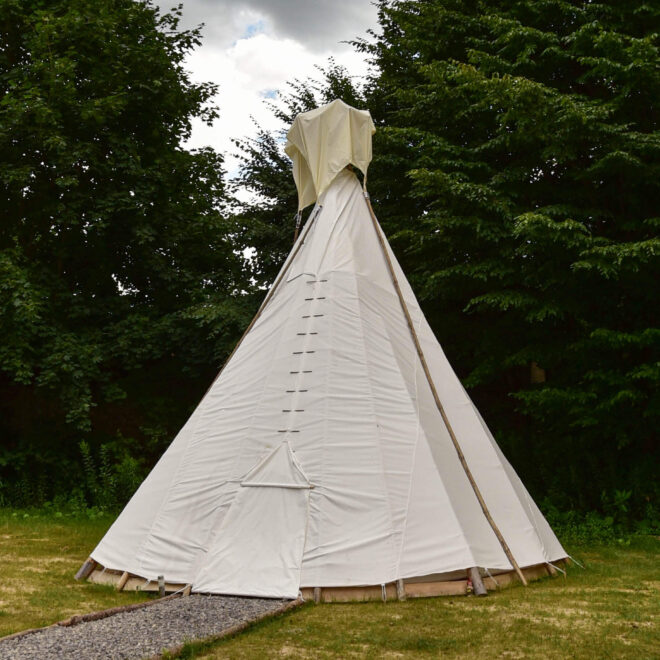 Kemping Bałtów - namiot tipi na polu namiotowym Wild Nature